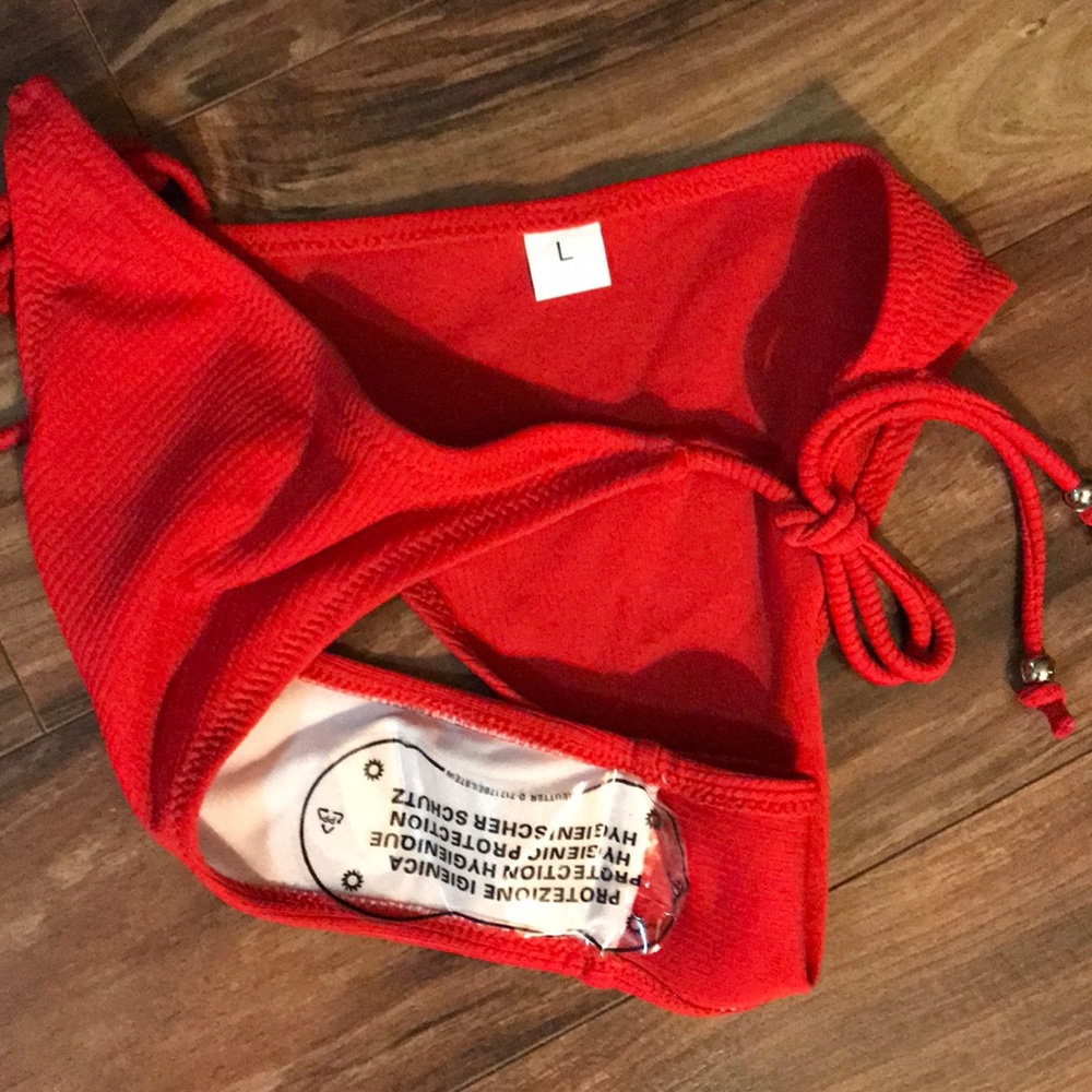 Red bikini - Picture 3 of 4